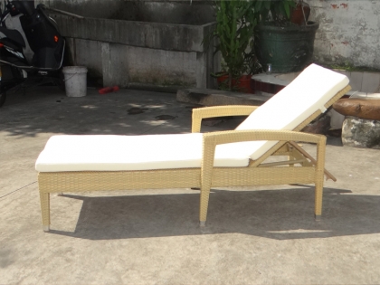 3087 PE rattan lounger